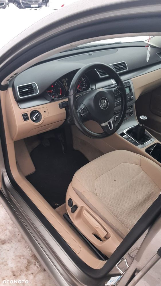 Volkswagen Passat 2.0 TDI Comfortline - 11