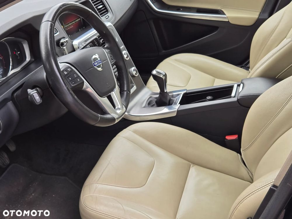 Volvo V60 D2 Momentum - 12