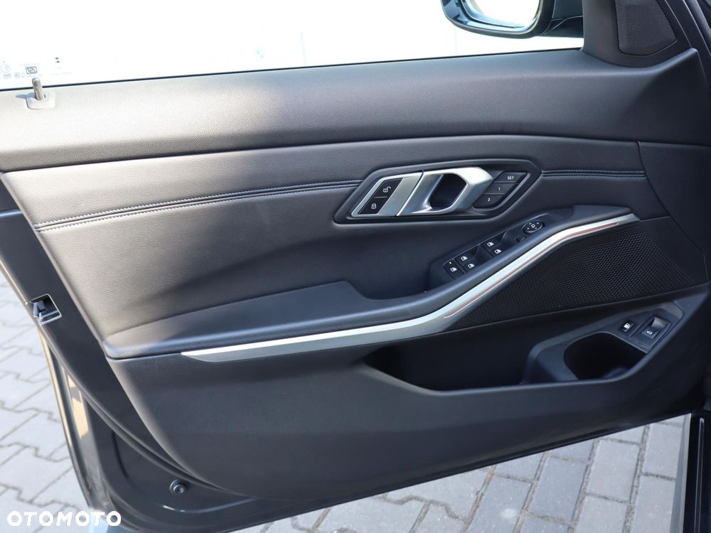 BMW Seria 3 330e M Sport sport - 18