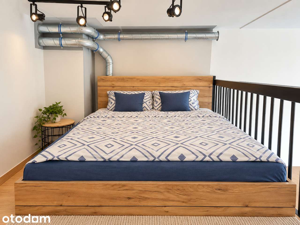 Klimatyczny loft z antresolą i balkonem