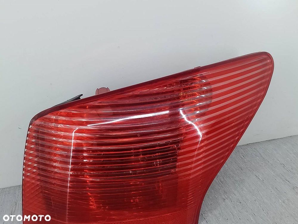 LAMPA TYLNA PRAWA PEUGEOT 407 SW 9641948680 KOMBI - 1