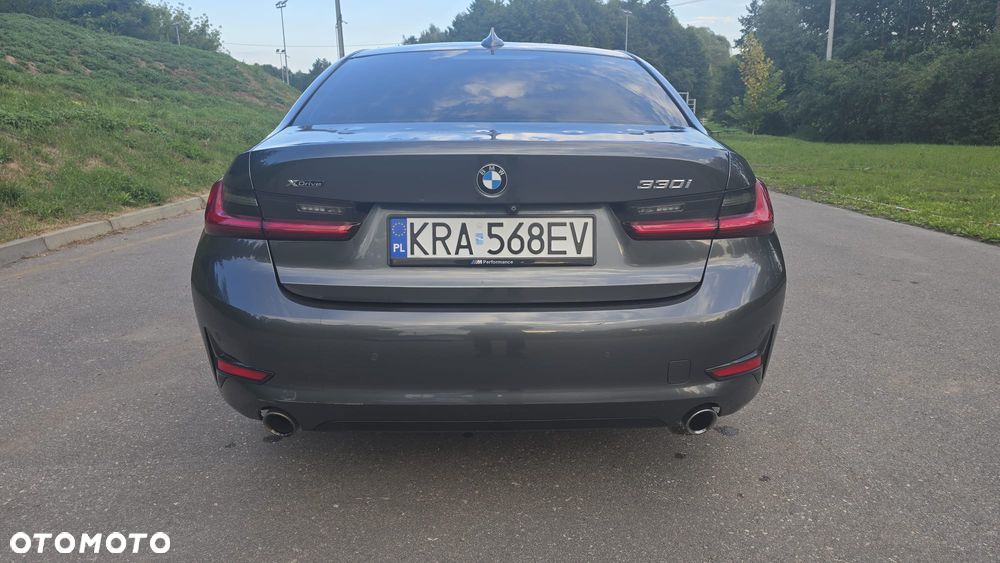 BMW Seria 3 330i Sport Line - 9