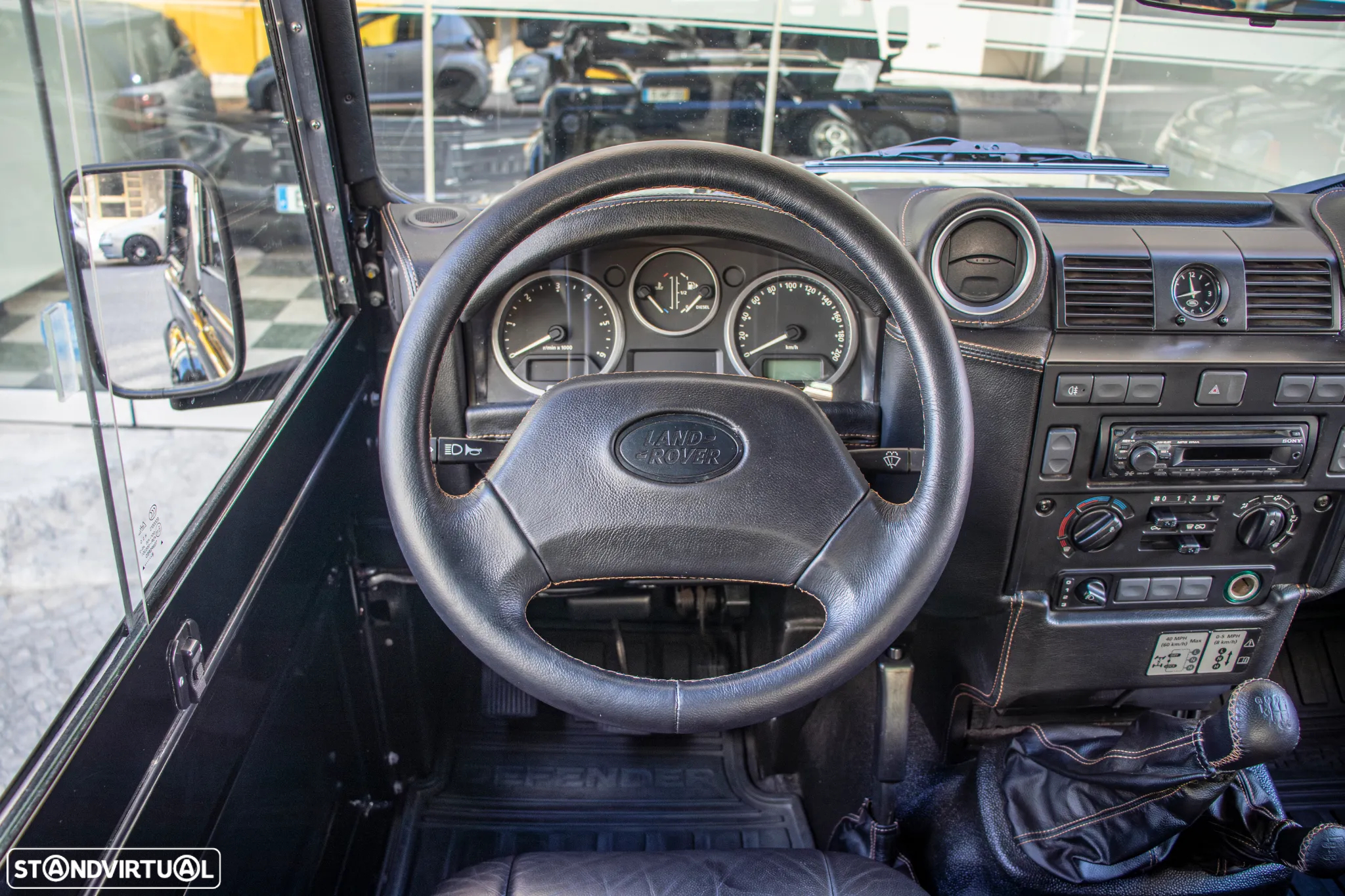 Land Rover Defender 90 SW 2.4 CRD S - 12