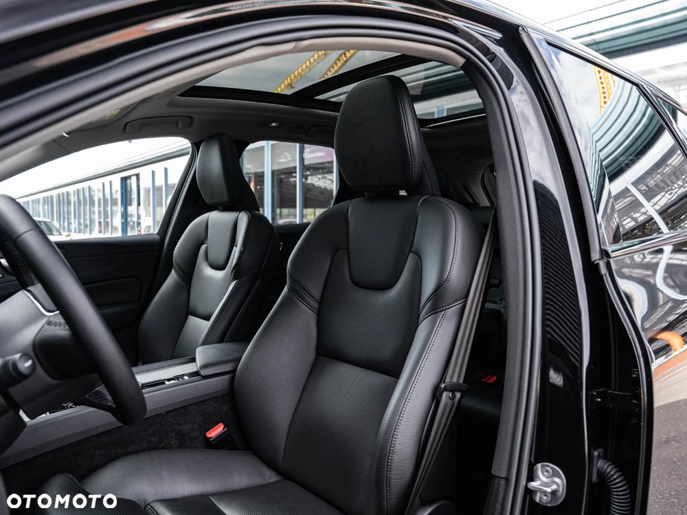 Volvo XC 60 B4 B Plus Dark - 23