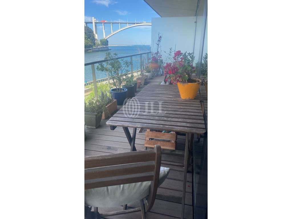 Apartamento T3, com varanda e garagem dupla, Porto - Grande imagem: 2/3