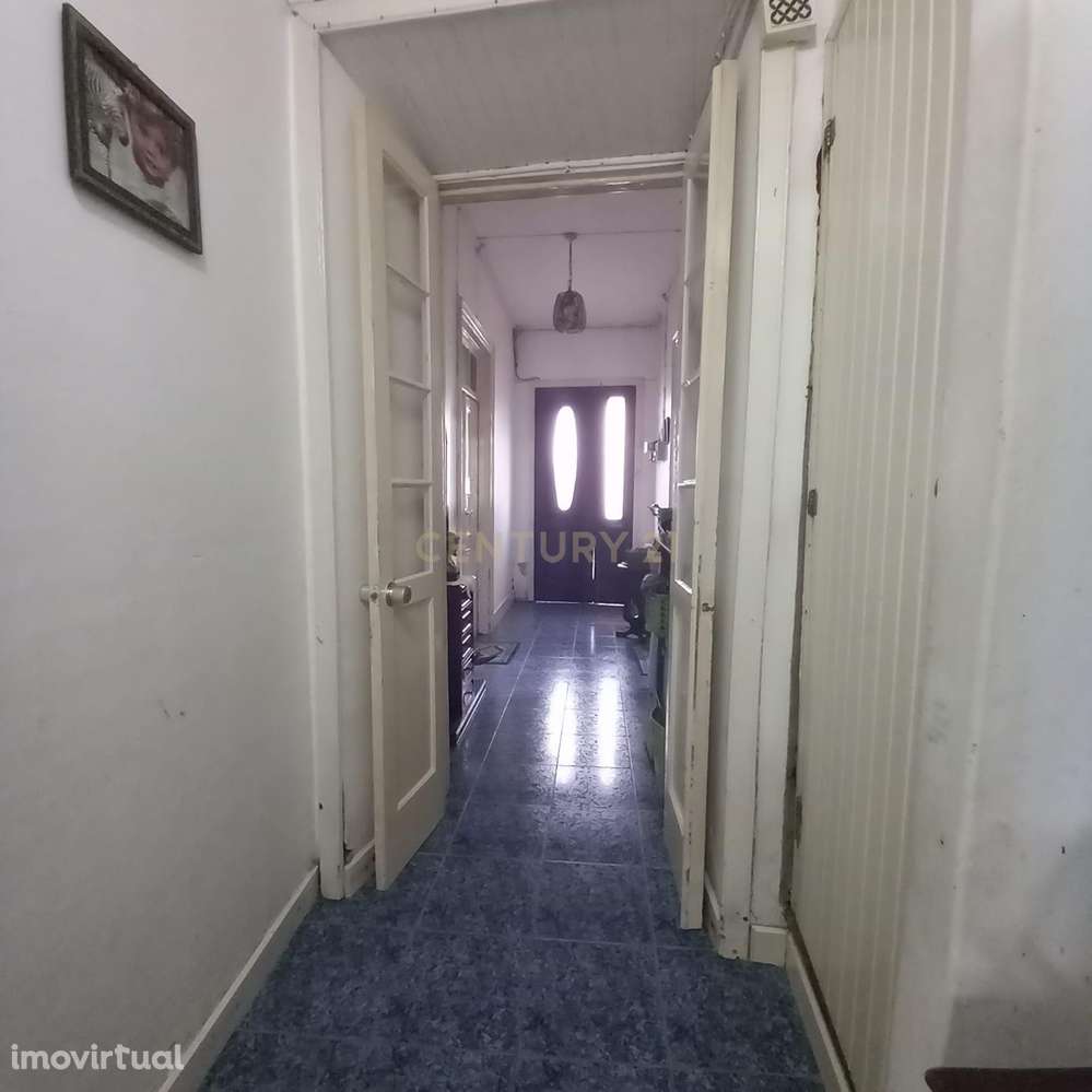 Oportunidade com Potencial – Moradia com Quintal e Estacionamento - Grande imagem: 4/12