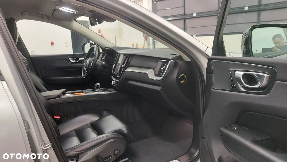 Volvo XC 60 B4 B Plus Dark - 8