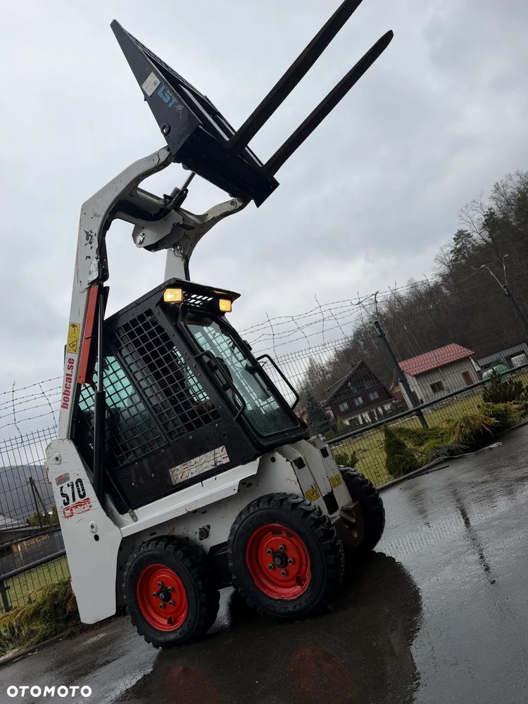 Bobcat S70 Mini-ładowarka 4x4 wózek terenowy. Łyżka widły. Kabina ogrzewana pełne szkło + drzwi ! aktualne serwisy DEKRA. Dokumentacja. silnik Kubota 3cyl. Maszyna Jak Nowa z Salonu! Pochodzi z Norweskiego Gospodarstwa! 2019 rok 715 mtg! Zero luzów i wycieków. Bardzo mocna i wydajna maszyna o małych gabarytach! Wąskie koła. Idealna do stajni. OKAZJA TANIO - 26