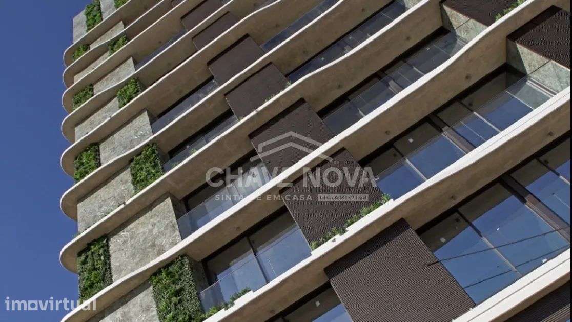 T1 com Varanda e Lugar de garagem junto à próxima Estação de Metro - Grande imagem: 3/26