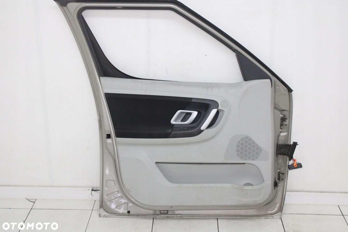 DRZWI LEWE PRZEDNIE LEWY PRZÓD SKODA ROOMSTER 2006R- 9202 - KOD LAKIERU - 9