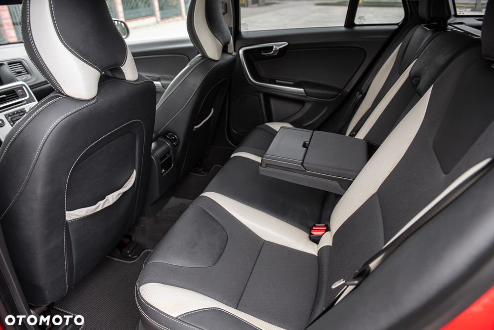 Volvo V60 D5 AWD Geartronic RDesign - 27