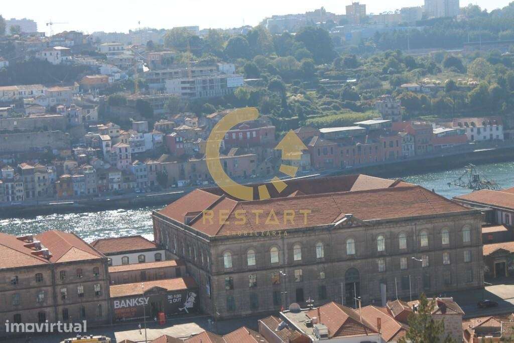 Prédio parcialmente reabilitado em Cedofeita - Grande imagem: 5/49