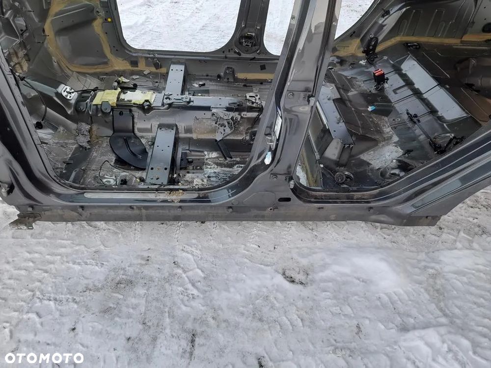 próg lewy Ford Focus MK3 III Kombi - 1