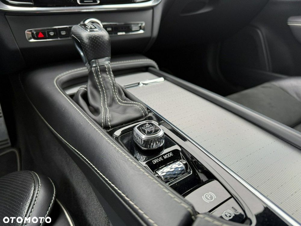 Volvo V90 D4 R-Design - 33