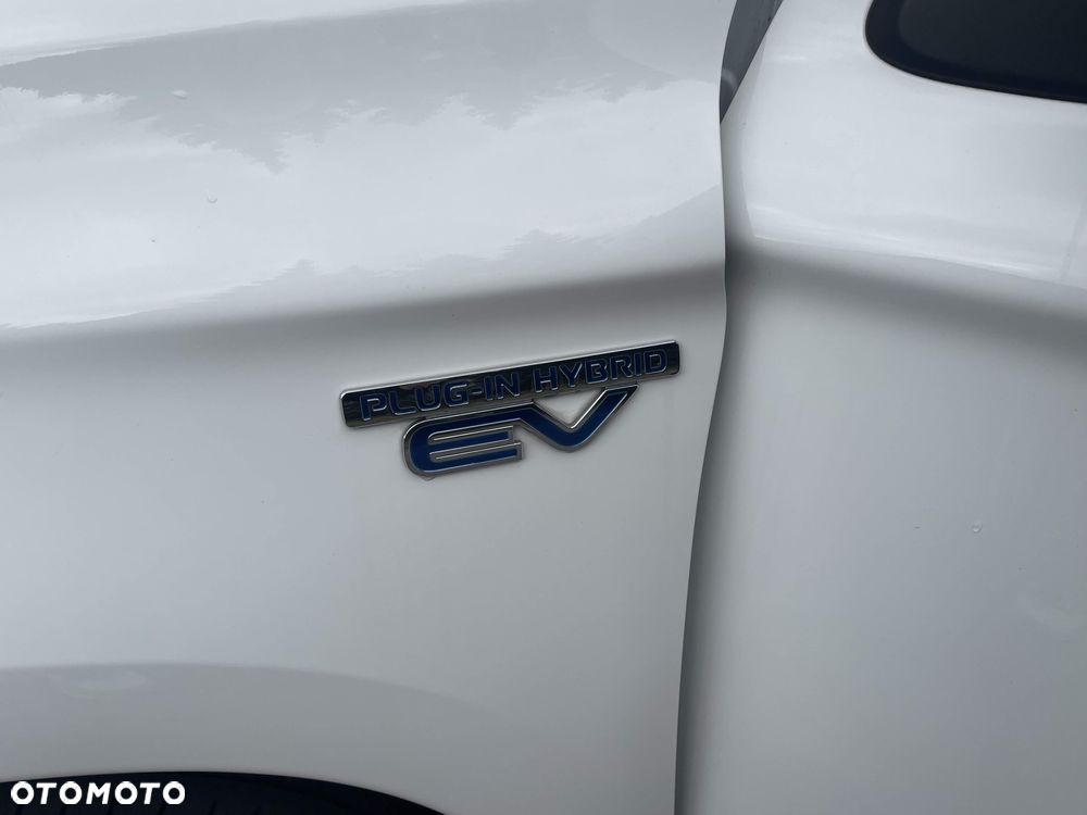 Mitsubishi Outlander - 2