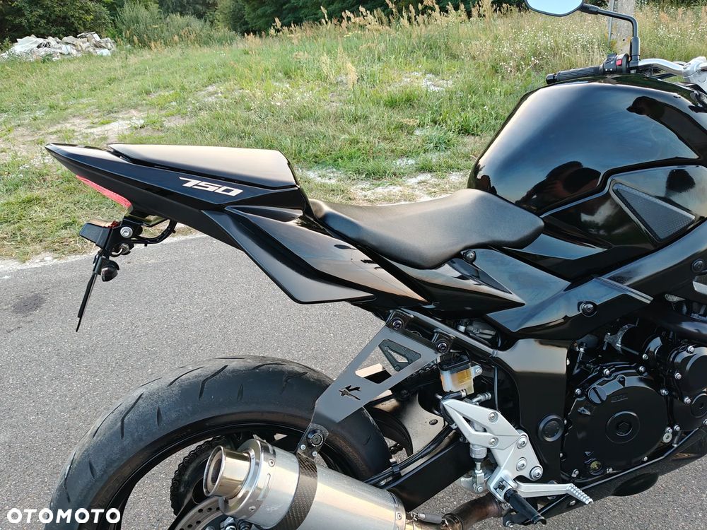 Suzuki GSR - 16
