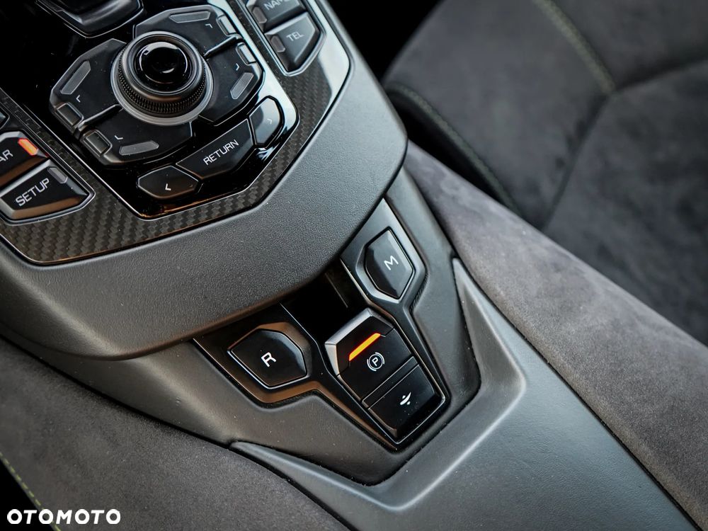 Lamborghini Aventador - 25