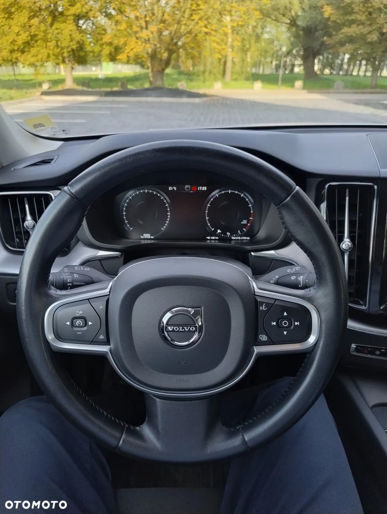 Volvo XC 60 B5 B AWD Momentum Pro - 23