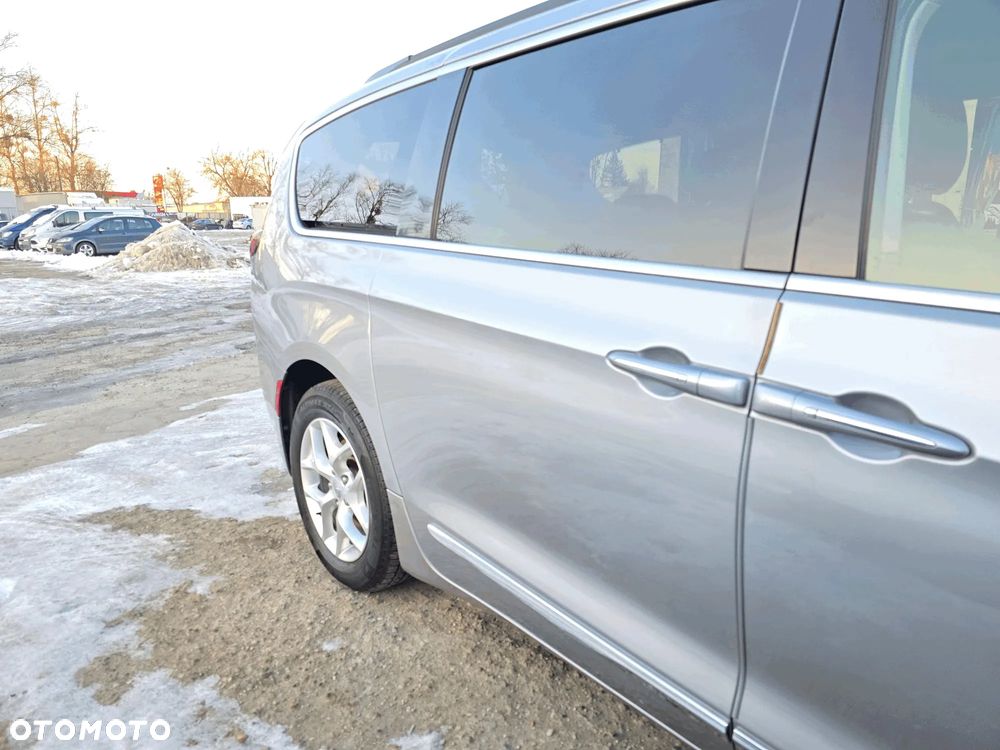 Chrysler Pacifica - 11