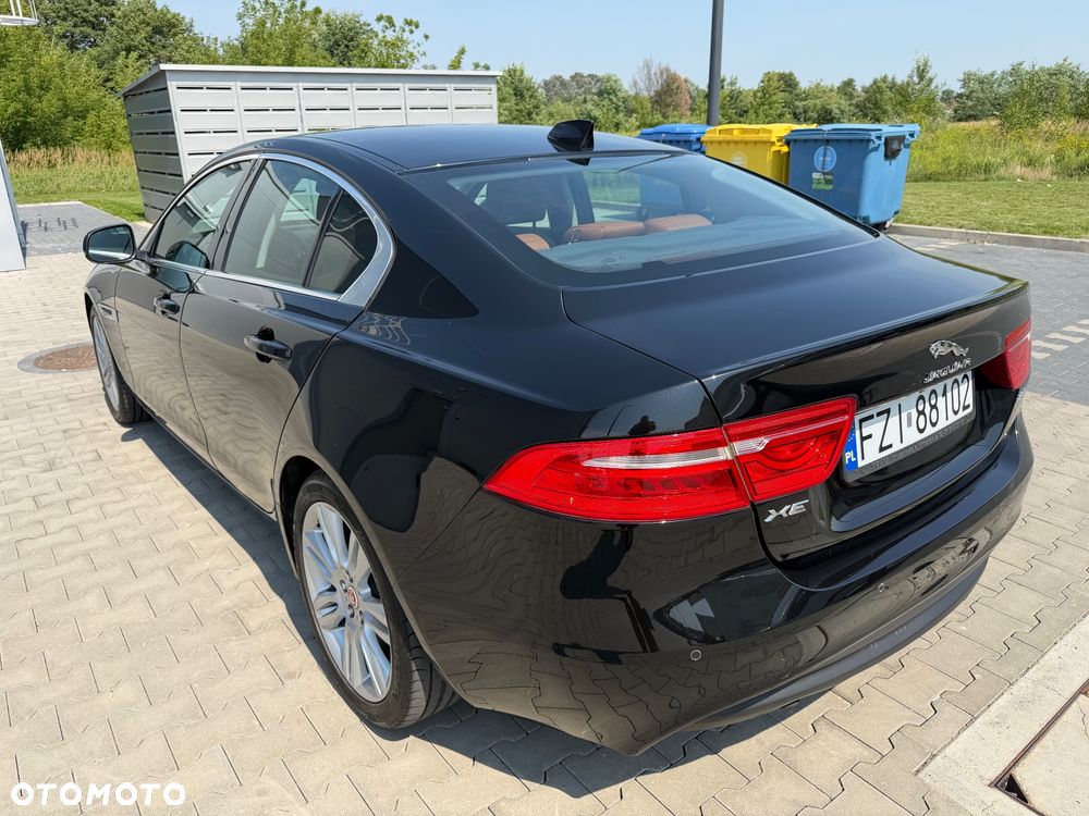 Jaguar XE 2.0 T Portfolio - 10