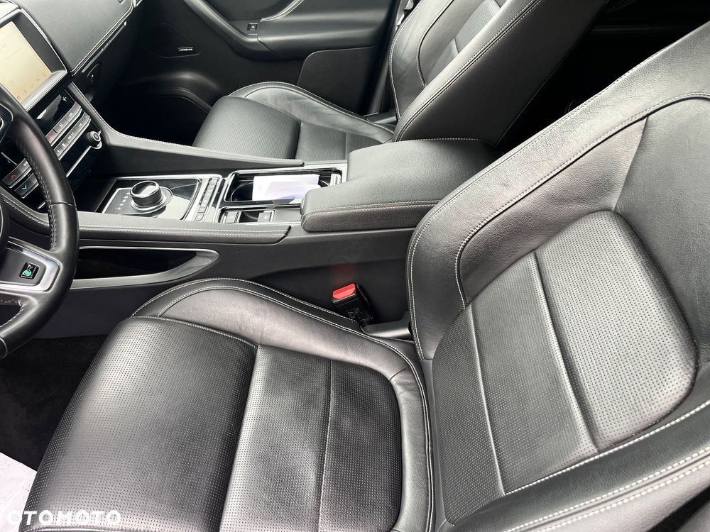 Jaguar F-Pace 25t AWD R-Sport - 12