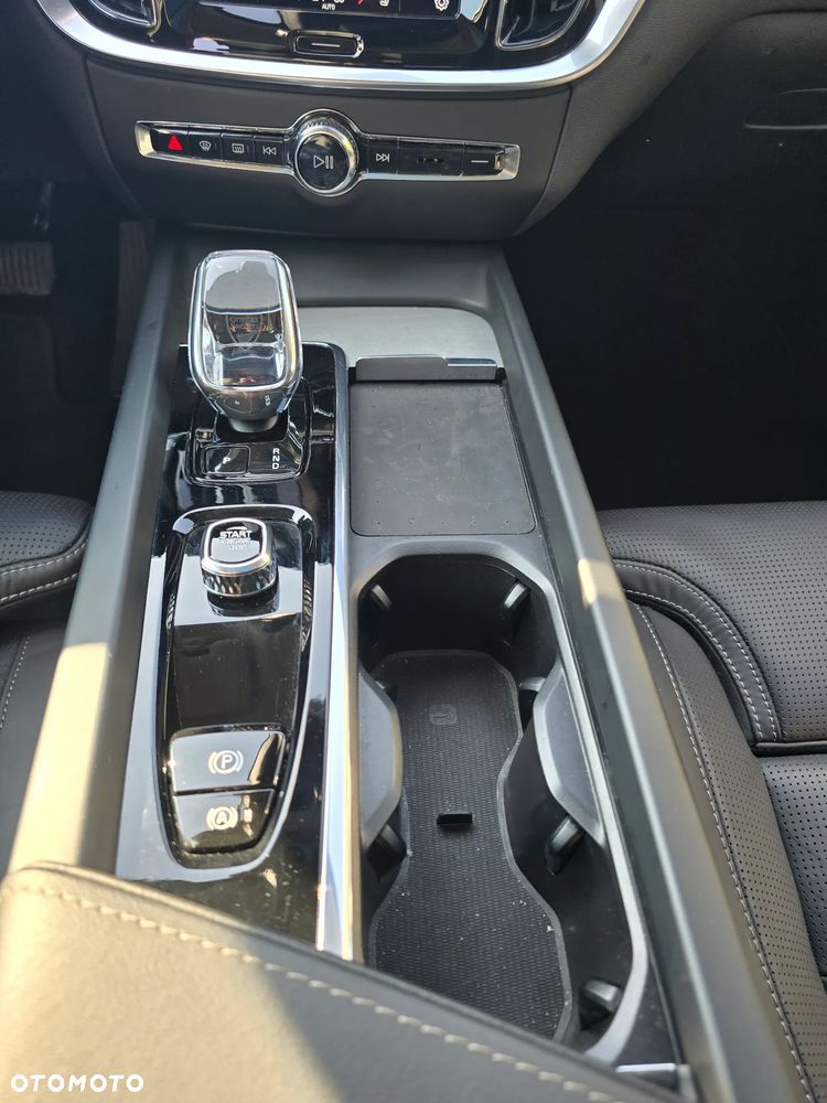 Volvo V60 B4 B DKG Plus Dark - 19