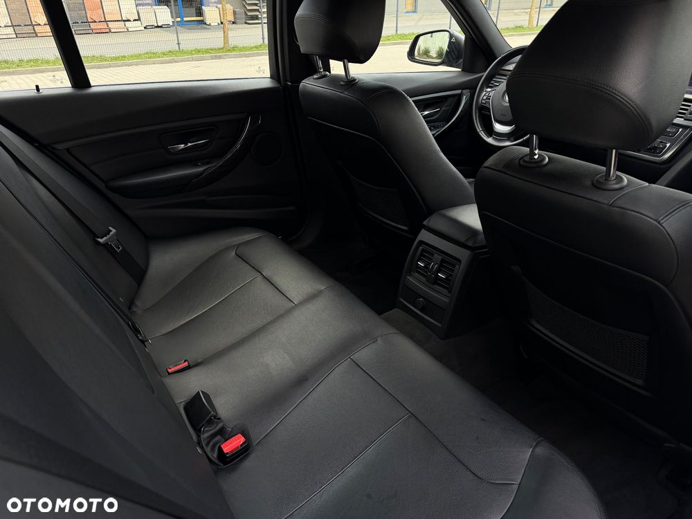 BMW Seria 3 328i Luxury Line - 38