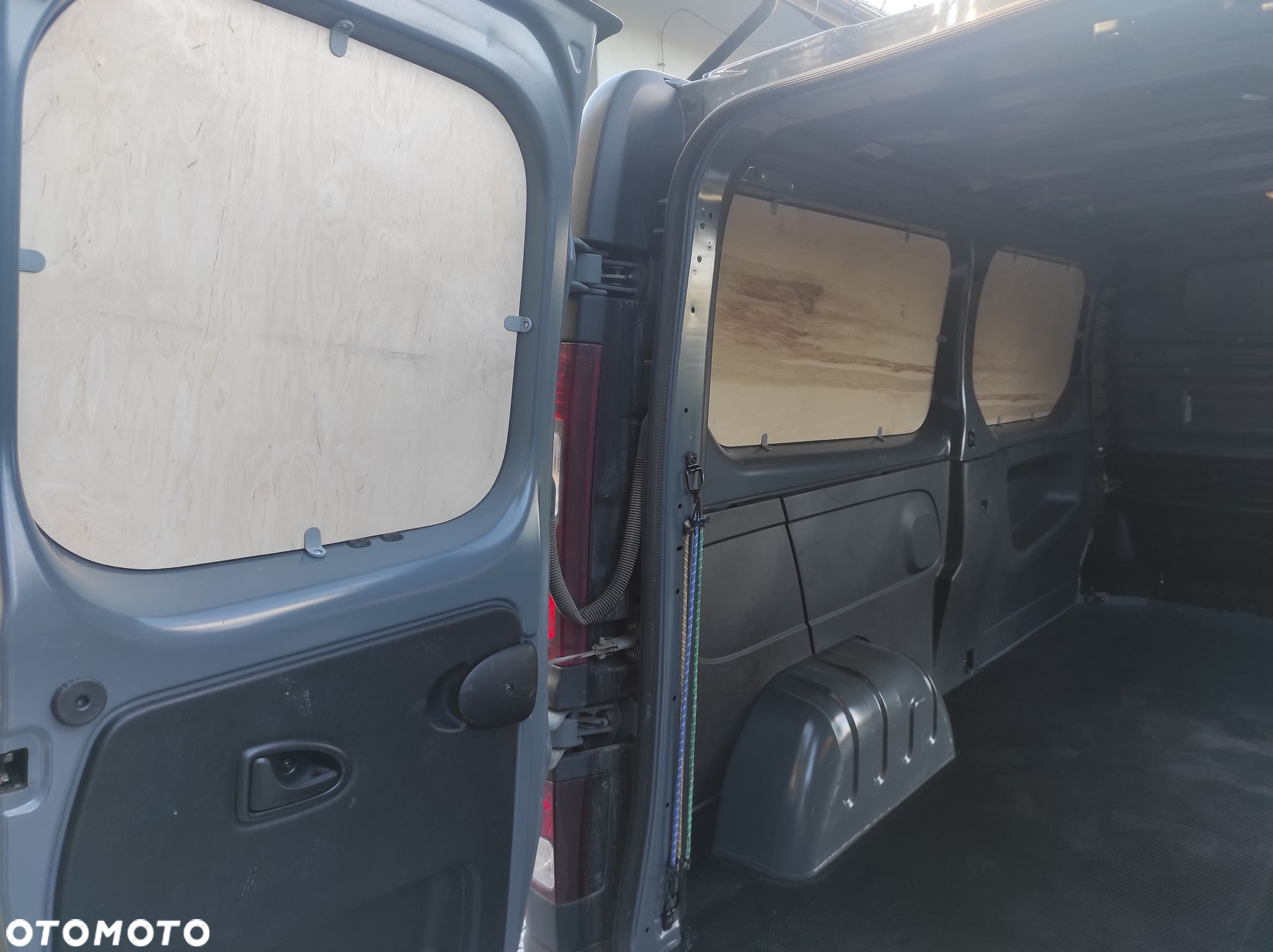 Zabudowa busa Renault Traffic L2 2014- - 2