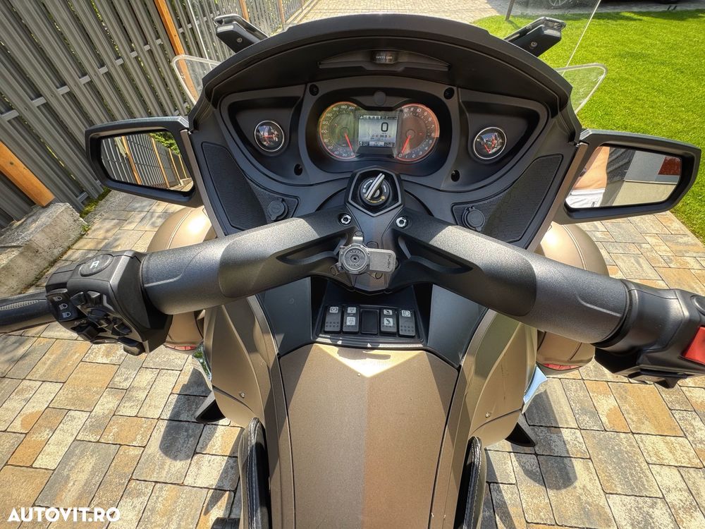 Can-Am Spyder - 10
