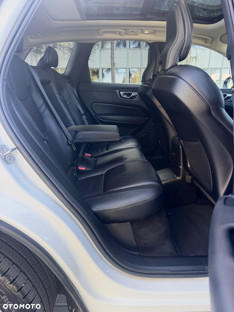 Volvo XC 60 T6 AWD Recharge Geartronic RDesign Expression - 17