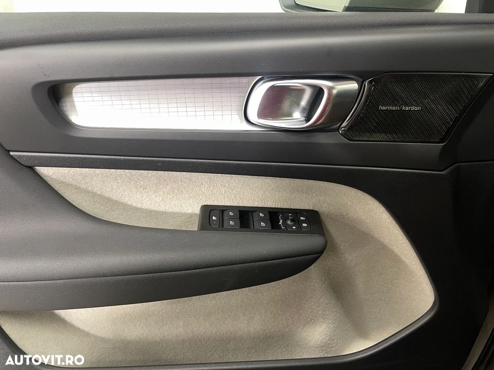 Volvo XC 40 B4 AT8 AWD Mild Hybrid Momentum Pro - 26
