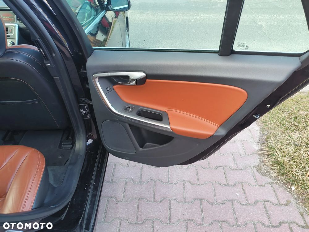 Volvo V60 D6 AWD Plug-in Hybrid R-Design Momentum - 11
