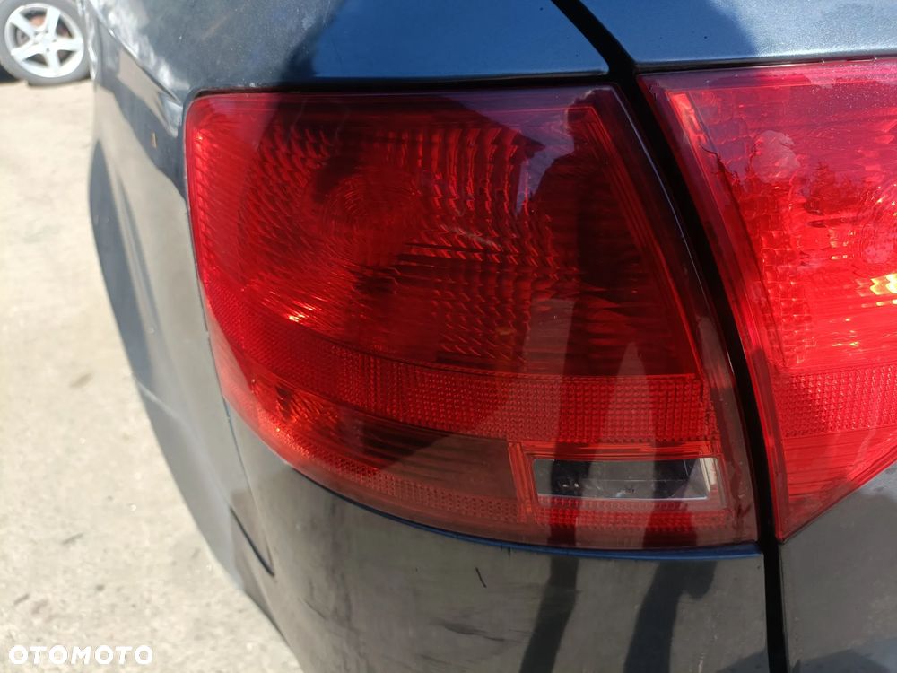 AUDI A4 III B7 04-08 2005 r. KOMBI AVANT lampa lewy tył w błotnik LT EU * - 2