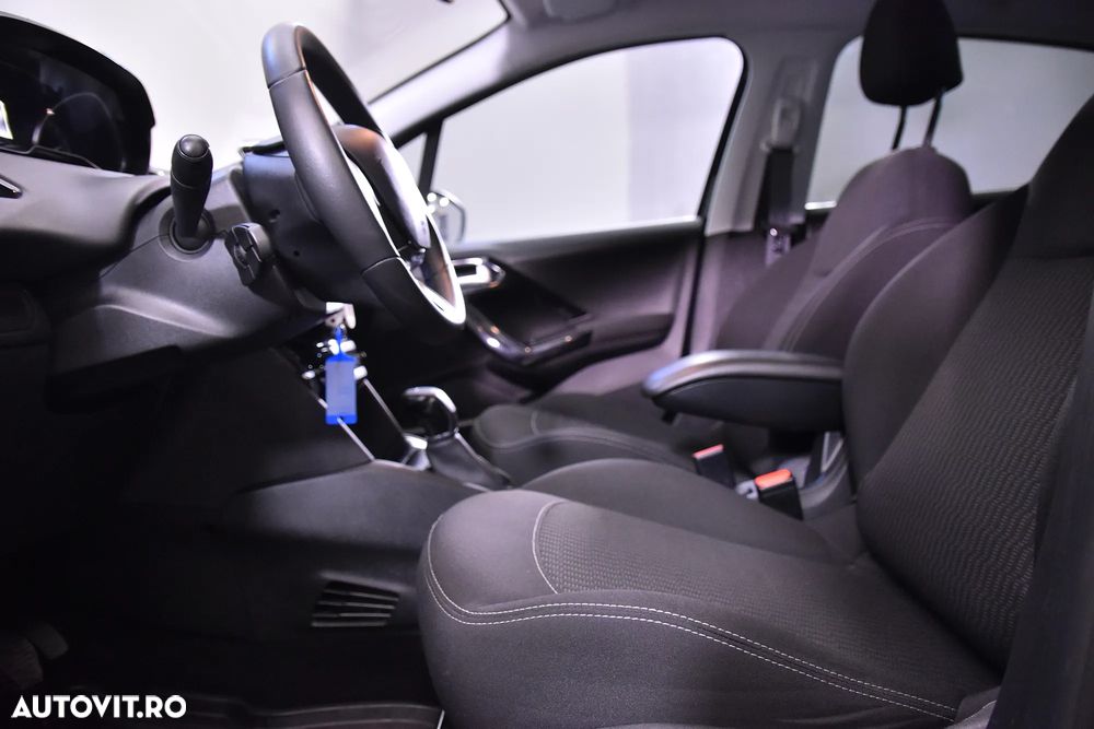 Peugeot 208 - 18