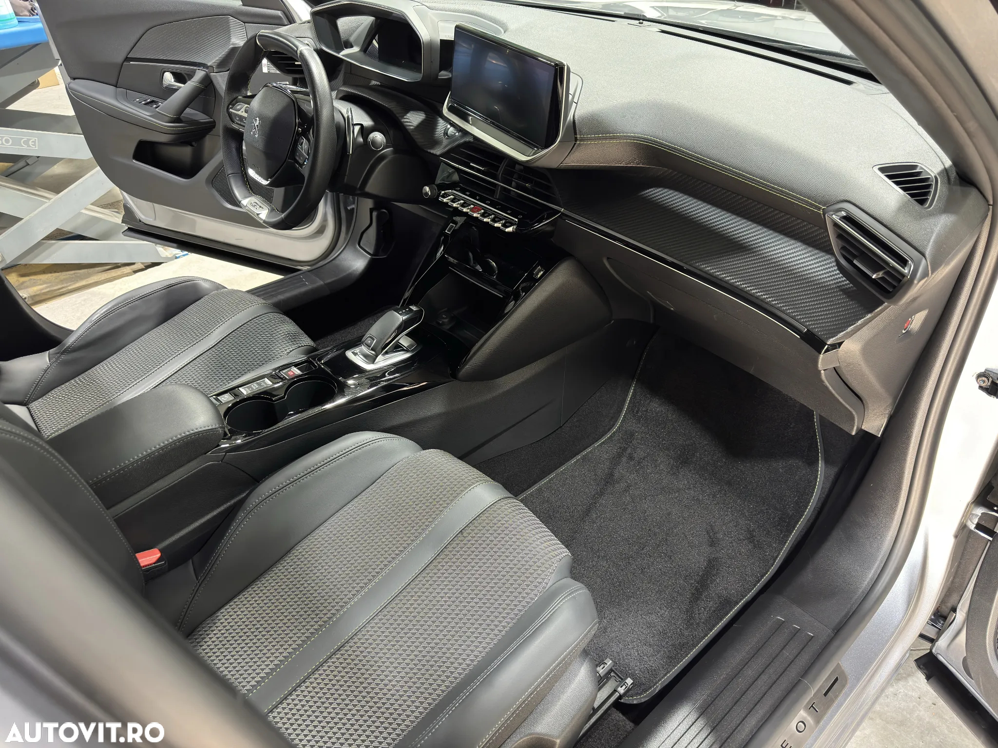 Peugeot 2008 1.2 L PureTech STT EAT8 GT Line - 6