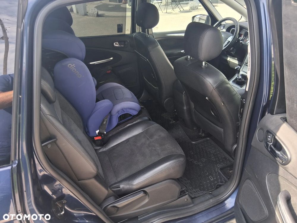 Ford S-Max - 11