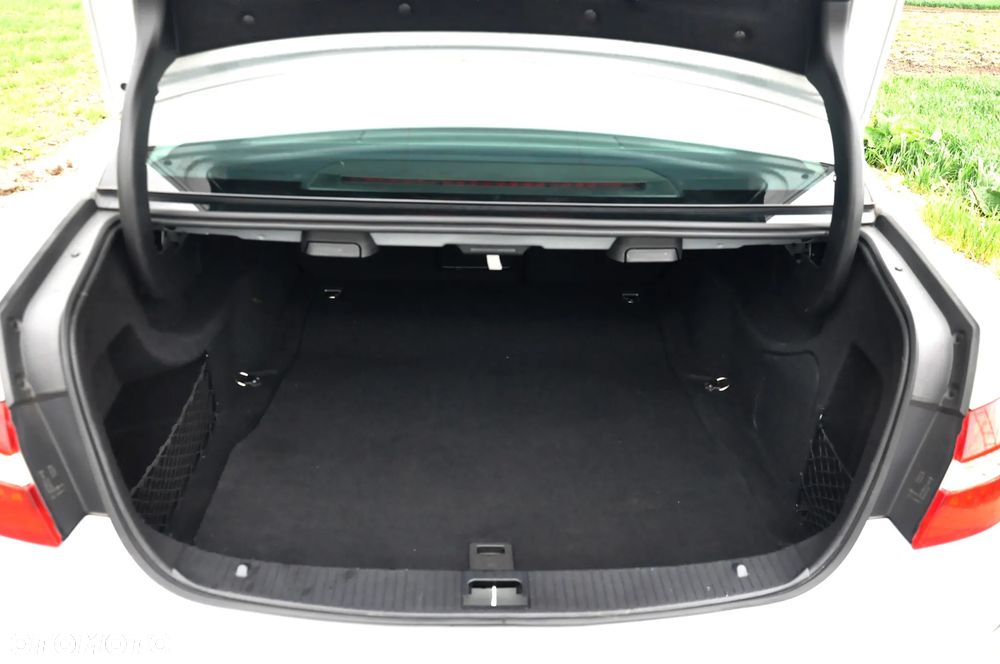 Mercedes-Benz Klasa E 250 CGI BlueEFFICIENCY 7G-TRONIC Elegance - 32