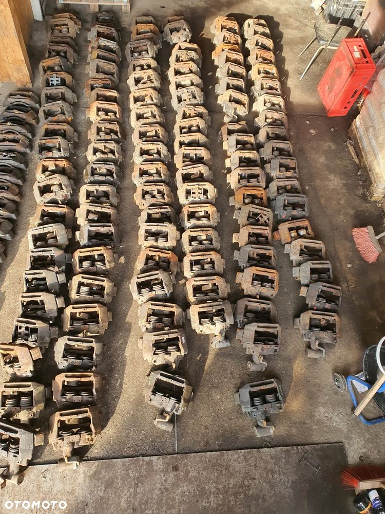 Mercedes Vario Tył lewy prawyZacisk hamulcowy demontaż - 3