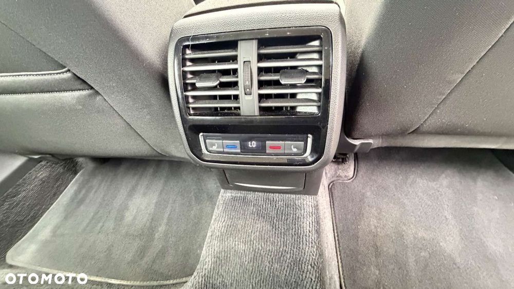 Volkswagen Passat - 36