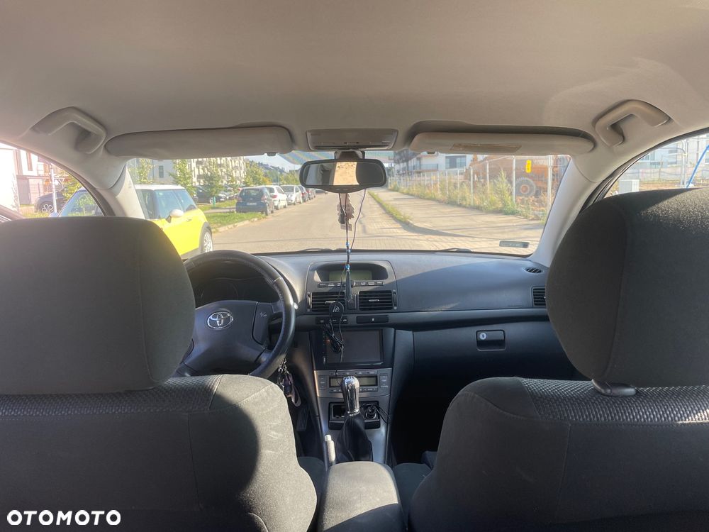Toyota Avensis - 8