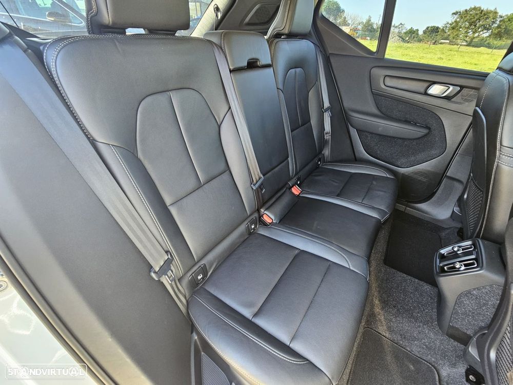 Volvo XC 40 D4 AWD Geartronic Momentum Pro - 23