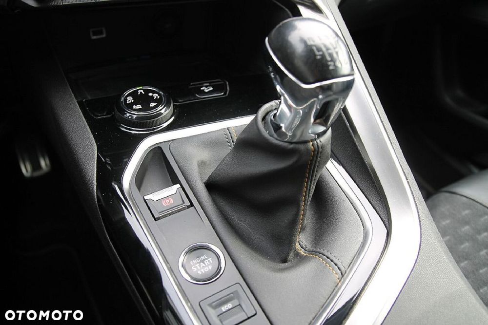 Peugeot 3008 1.2 PureTech Road Trip S&S - 34