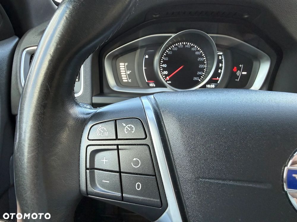 Volvo V60 D4 Momentum - 25