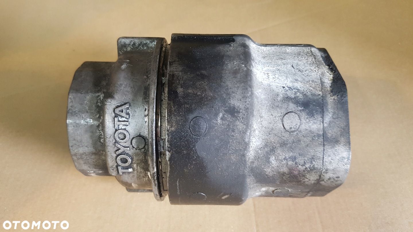 TOYOTA VERSO 09-16 2.2 D4D OBUDOWA FILTRA OLEJU KOREK PODSTAWA - 1