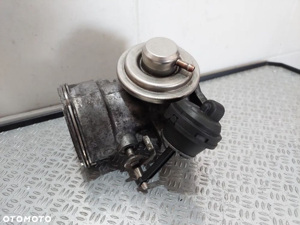 ZAWÓR EGR VW T5 2,5 TDI NR 070128070E - 2
