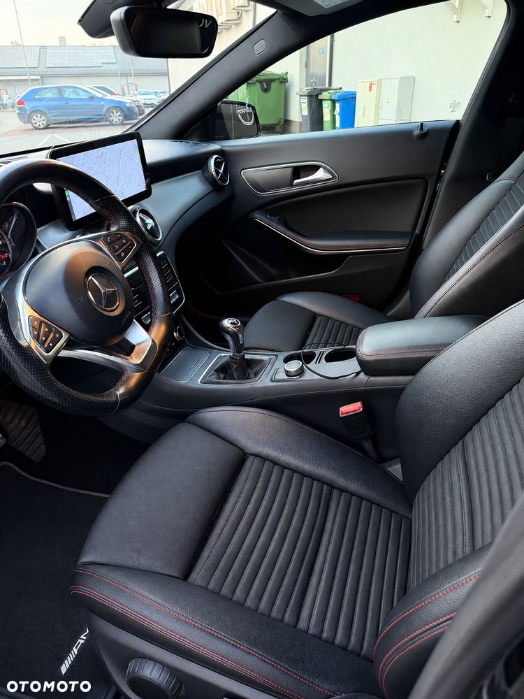 Mercedes-Benz CLA 180 AMG Line - 2