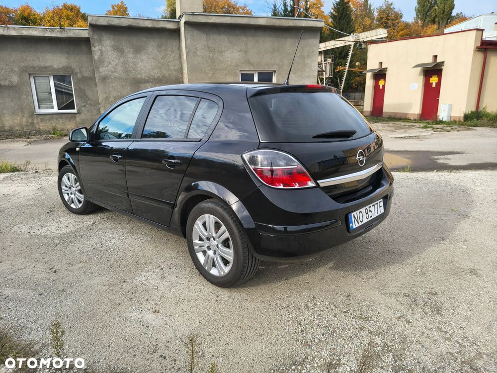 Opel Astra 2011 photo 4