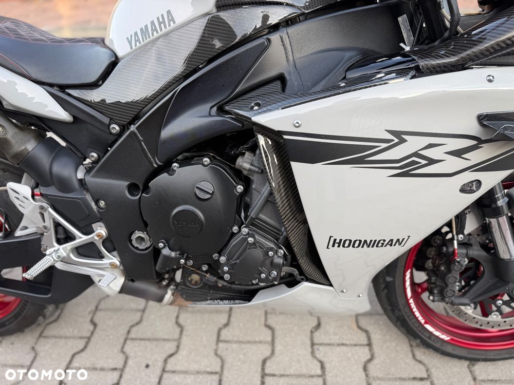 Yamaha R1 - 8