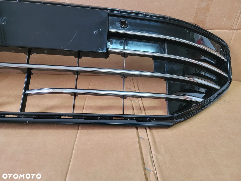 KRATKA ZDERZAKA ŚRODKOWA VW PASSAT B9 3J0853677B 3J0853677D - 8