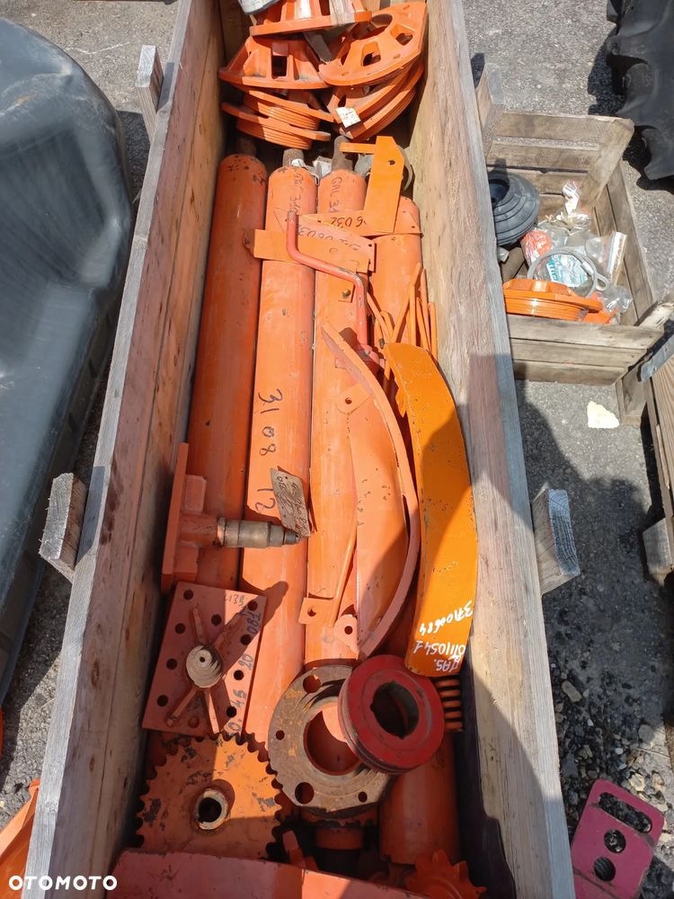 Most tył do kombajnu,Dyszel do przyczepy,prasy,talerzówki,sztywny,173-0020-002,ośka,rama kuhn master,belka tylna do kombajnu,zwolnica,ramiona tuza,tuz na tył,wąż ssąco tłoczący,rozlewak,tarczki wysiewu,bima sea90 przystawka pompy odbioru mocy,mf32,lawerda,case,prasa galigani,gaspardo,wałki,koła zębate,rolka zwijająca john deere,394488 hydac,cewka,17111041 przekładnia rozsiewacza amazone,osłona kosy,1896130 boczek podwójny,2896130 sprężyna podbieracza,403600 neymeyer,200447 stabilizator valtra,amd 3091300 tuba teleskopowa amazone,g19204000 redlica,1320-03-02.01-2R' silnik hydrauliczny paszowozu kuhn - 10